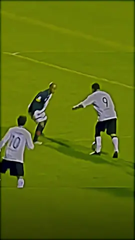 #viral football players skills 👏🏻  #legends follow isoo dheh  #100k #fyp 🇸🇴🔥🔥🔥🔥🥶🎁