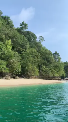 Hidden Gem Malang, Cantik Banget 😍 #PantaiSendangBiru #PulauSempu #Malang #WisataMalang #Pantai #ExploreMalang #fyp #xyzbca #fypシ 