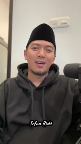 **Allah Uji kita dengan 3 Cara** 🛡️✨ Sahabatku, Allah menguji kita dalam berbagai bentuk. Tapi tenang, semua ujian itu punya hikmah. Ini tiga cara Allah menguji kita: 1. **Diberi apa yang kita minta** 🤲    Ketika kita minta sesuatu dan Allah kasih, itu ujian supaya kita *bersyukur*. Allah berfirman, *”Jika kalian bersyukur, pasti Aku akan menambah nikmat kepadamu.”* (QS. Ibrahim: 7). Jadi, jangan lupa bersyukur setiap kali harapanmu terwujud! 🙏 2. **Ditunda dulu** ⏳    Kadang, Allah menunda apa yang kita minta supaya kita *belajar sabar*. Rasulullah ﷺ bersabda, *”Sungguh menakjubkan urusan orang beriman, karena segala urusannya adalah baik. Jika ia mendapat kesenangan, ia bersyukur, dan itu baik baginya. Jika ia ditimpa kesulitan, ia bersabar, dan itu juga baik baginya.”* (HR. Muslim). Kesabaran bikin kita lebih kuat, sahabatku. 💎 3. **Belum diberi** ❓    Ada kalanya Allah belum kasih apa yang kita minta, agar kita *berbaik sangka*. Mungkin karena Dia akan kasih yang jauh lebih baik. Allah berfirman, *”Boleh jadi kamu membenci sesuatu, padahal ia amat baik bagimu.”* (QS. Al-Baqarah: 216). Percayalah, Allah tahu apa yang terbaik buat kita. 🚀 Jadi, apapun ujiannya, tetaplah bersyukur, sabar, dan husnuzan. Allah selalu punya rencana yang terbaik. 🤲 #UjianDariAllah #SabarDanSyukur #HusnuzanPadaAllah #RencanaTerbaik #UstadzIrfanRizkiHaas ________________________ Info Detail Umroh 29 Okt & 29 Des ✈️  Haji Furoda 2025 🕋  Badal Haji & Badal Umroh  0851 7998 7020 (Ka Atik) 📞 More info:  Follow @haastour @haasumroh 😊