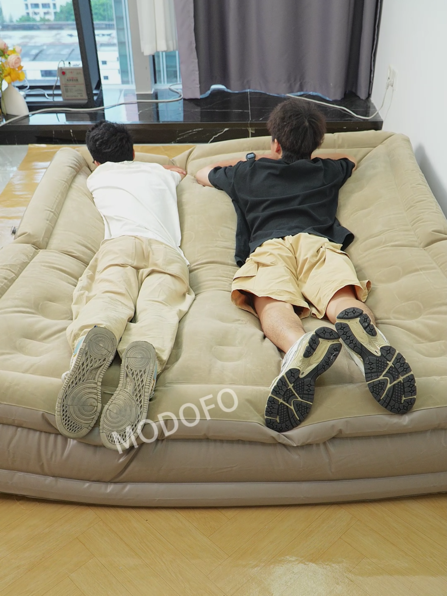 Isang pindot lang kahit nakahiga ka na. AUTOMATIC AIRBED #airbed #bed #inflatablebed #aesthetic #fyp #trending #inflatableairbed #inflatableairbedwithhairpump #inflatableairbedkingsize #airbedkingsize #tiktokshop