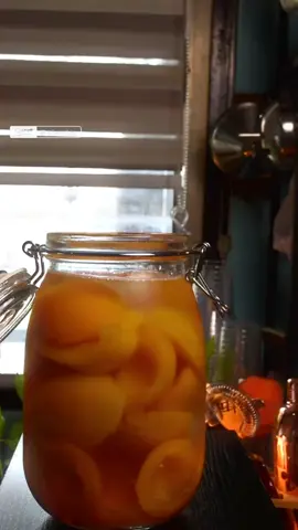ห่างหายไปนาน พับกบ พบกับ Rose Peach Homemade วันนี้ได้เอา peach กับ rose syrup ที่ทำเองมาทำเหล้ากันครับครั้งนี้เรามาเพื่อเพิ่มมิติ มากขึ้นจะใช้แทนน้ำตาลบางส่วน ทำง่ายทำตามกันได้เลย #เพื่อนช่วยเพื่อน #CMYK #เหล้าผลไม้ #สูตรเครื่องดื่ม #เหล้าสู่กันฟัง 