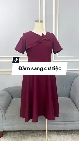 Đi tiệc mà không biết mặc gì thì chị em tham khảo mẫu đầm này của nhà Thiều Hoa nhé. #thieuhoa #thoitrang #thoitrangtrungnien #phaidepngaynay #damdutiec #damxinh 