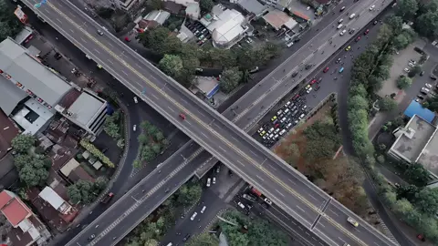 Selain fungsinya dalam mengurangi kemacetan, flyover Makassar juga menjadi salah satu ikon infrastruktur kota, mencerminkan kemajuan dan upaya modernisasi Makassar dalam mengatasi tantangan urbanisasi. #indonesia #makassar #flyover #drone #djimavic #mavic #trending #transition #daytonight #viral #fypシ #fyp 
