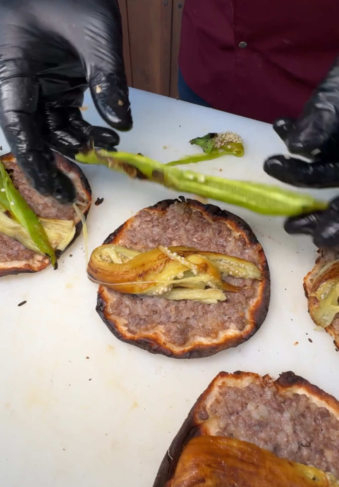 Kıymalı Taco  . Geçen haftaki Gaziantep gezimde Meşhur Kiremitte Lavash Kebabı'nın mucidi Fuat Ustamın yanına güzel bir Kıymalı Taco yemeye geldim ben Kıymalı Taco tercih ettim sizlerde hangi Çeşit isterseniz ekletebiliyorsunuz bu arada Kıymalı Taco harikaydı sizinde yolunuz Gaziantep'e düşerse kesinlikle buraya uğramayı unutmayın  . #gaziantep #kıymalıtaco #lezzet #yemektarifleri #yemekturkiyecom