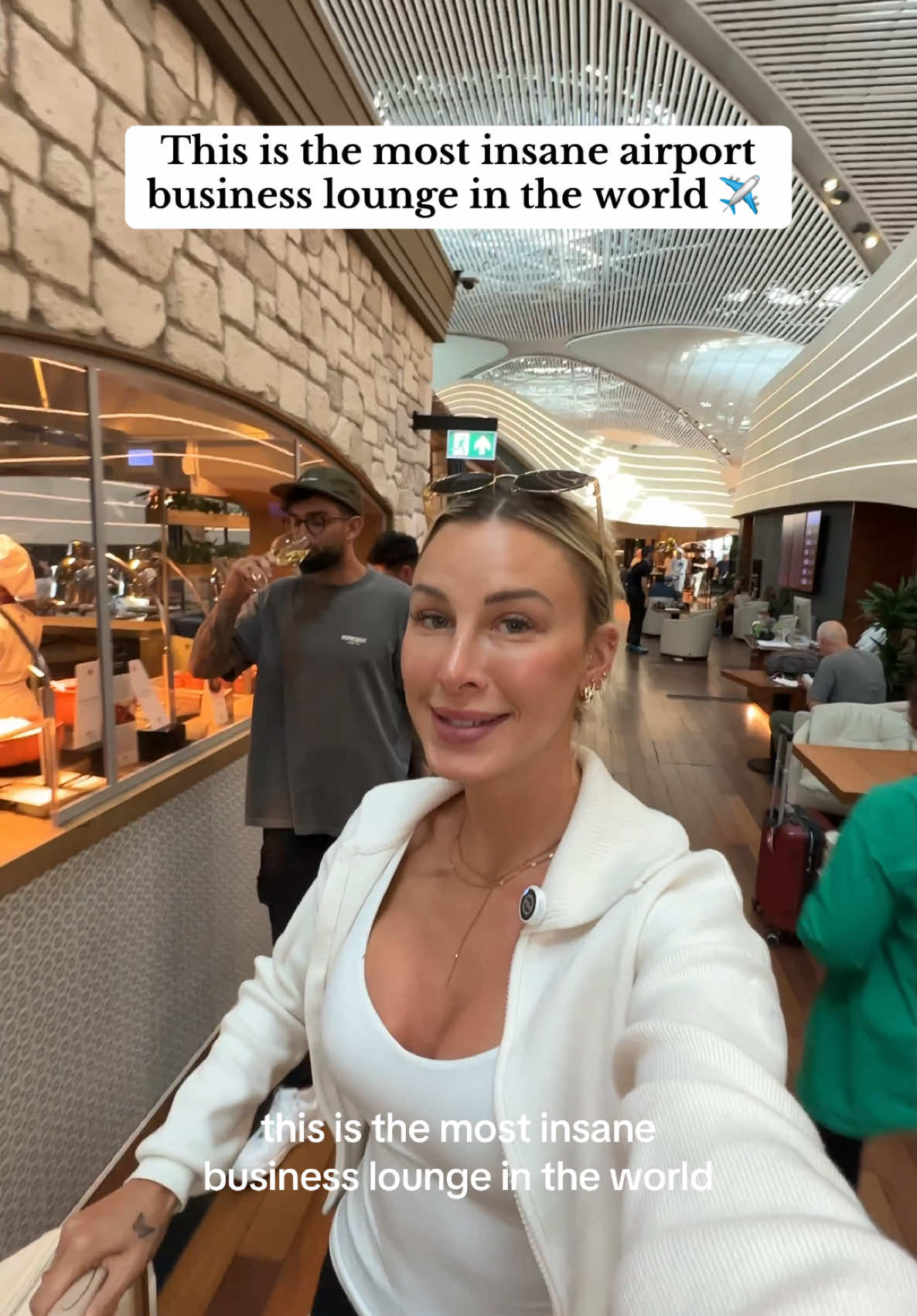 A golf course at the aiport lounge ?! 😳 ⛳️ #airport #businessclass #traveltiktok #traveltok #Vlog 