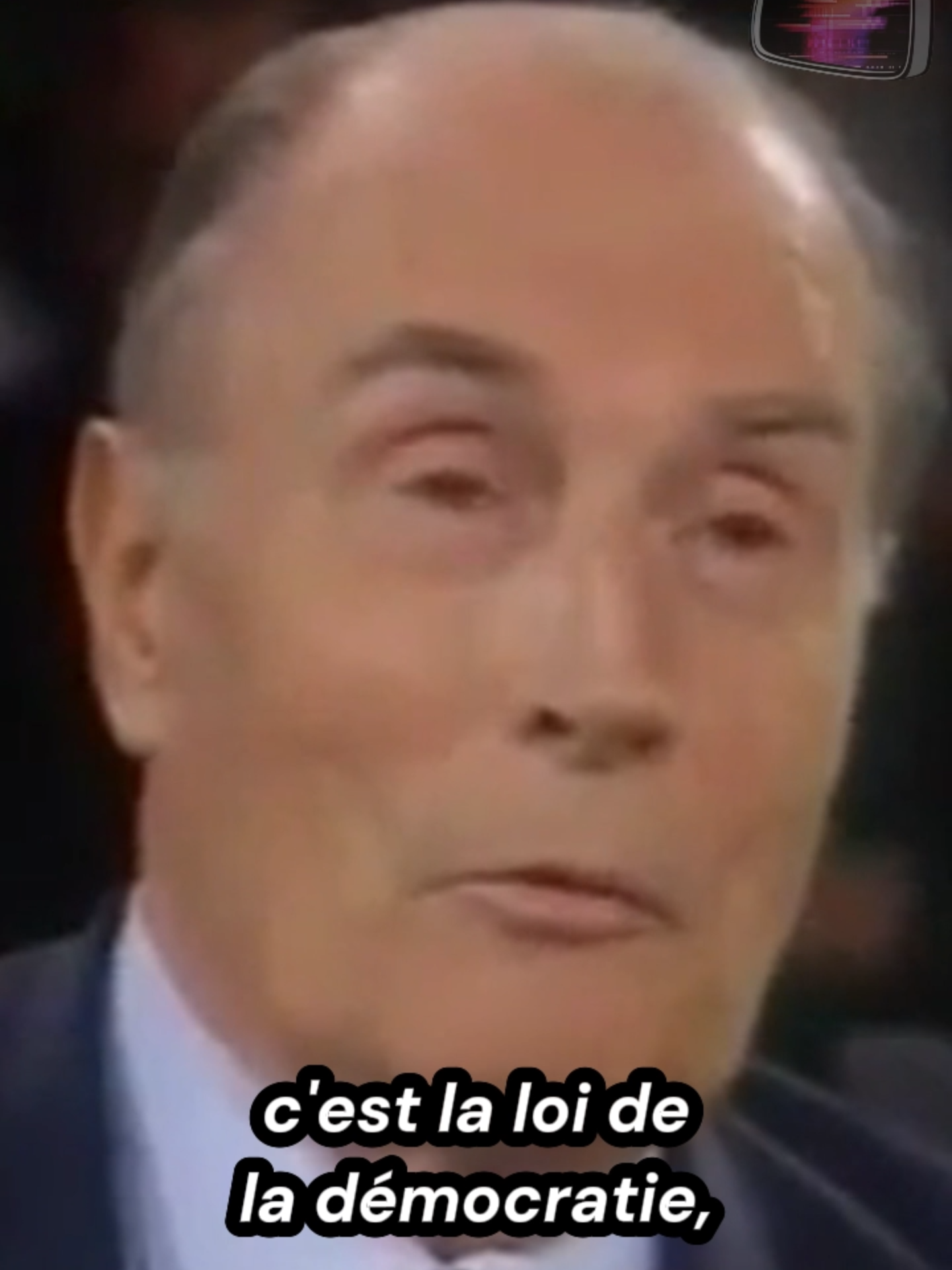 Philippe Séguin face à F. Mitterand à propos du traité de Maastricht, le 3 septembre 1992. Le traité sur l'Union européenne (TUE), aussi appelé traité de Maastricht, est un des traités constitutifs de l'Union européenne, l'autre étant le traité sur le fonctionnement de l'Union européenne. Dans sa version d'origine, le traité affirmait les objectifs de l'Union, définissait les trois « piliers » de son action et donnait un cadre institutionnel au Conseil européen ainsi qu'à la procédure de coopération renforcée. Avec le traité de Lisbonne, le traité a été profondément remanié et certains éléments, dont la structure en piliers, ont disparu. Le traité de Maastricht a été signé par l'ensemble des États membres de la Communauté économique européenne (Allemagne, Belgique, France, Italie, Luxembourg, Pays-Bas, Danemark, Irlande, Royaume-Uni, Grèce, Espagne, Portugal) à Maastricht (Pays-Bas), le 7 février 1992, après un accord conclu lors du Conseil européen de Maastricht, en décembre 1991, et est entré en vigueur le 1er novembre 1993. Il a été modifié ultérieurement par les traités d'Amsterdam et de Nice, qui ont introduit des dispositions nouvelles et ont modifié les numéros de l'ensemble des articles. Enfin le traité UE a de nouveau été modifié en profondeur par le traité de Lisbonne, entré en vigueur le 1er décembre 2009 malgré un premier refus par Referendum en 2005. 03/09/1992. Source: https://www.dailymotion.com/video/x16u5uy #séguin #mitterand #archive #débat #discussion #échange #maastricht #UE #france #politique #économie #euro #démocratie #degaulle #referendum #élections #vote #franc #ps #1992