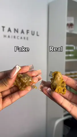 Pure Batana oil should not be glossy, have any fragrances or be a soft texture when cooled!! To learn more about Batanaful, head over to bio 💚 #batanaful #batanafuluk #batanaoil #hairoil #realvsfake 