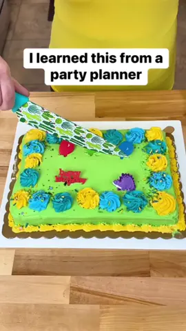 Best way to slice birthday cake for parties #cake #birthday #partyideas #momlife #birthdaycake 