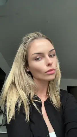 Da ihr euch immer beschwert, das ich nichts kann… bin extra auf die knie gegangen 😌😂  #viral #foryou #greeneyes #foryourpage #petitegirl #blondie 