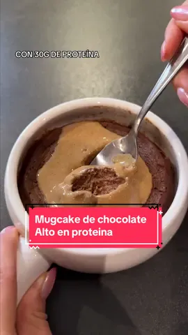 Mugcake de chocolate en 2 minutos 😋. Tu próximo desayuno o merienda. Yo me lo hago de merienda, es una delicia y súper fácil de hacer. Receta completa abajo Receta: -1/2 taza de Avena -2/3 de agua -1 scoop de proteína (yo use de vainilla, si tienes proteína de chocolate no le agregues cacao) -2 cucharadas de cacao -sal Licuar🫶🏼 Llevar la mezcla a un recipiente.  1-2 minutos en el microondas. Le pones un minuto y vas viendo. Mantequilla de almendras o de maní de topping opcional. #Fitness #recetasfit #recetassaludables #mugcake 