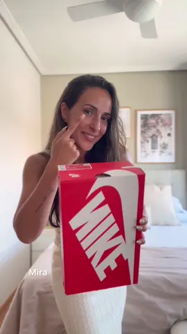 CÓMO GUARDAR TUS ZAPATOS reutilizando una caja Mira que idea más fácil, rápida y práctica para colocar tus zapatos en un armario o mueble.  También puedes forrarlas para que se vean todas iguales y quede más estético 😉 #ordenarmarios #tipsorganizacion #decomiuniverso #orden #ordena #organizar #viral  #tipsordenarmario #tipshogar #organizatucasa #ordenencasa #organizacion 