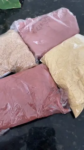 Você tem sensibilidade ao pré-treino?  Vem comigo que eu vou te ensinar um pré-treino natural que vai ajudar no seu treino, podendo ajudar até no seu dia a dia. 🔥🔋 INGREDIENTES: FARINHA DE UVA 50g (ação cardiovascular melhorando o  colesterol, diminui gordura abdominal + energia.)  GUARANÁ EM PÓ 50g (Tem mais cafeína que o próprio café + energia.) BETERRABA EM PÓ 50g (rica em nitrato com ação vasodilatadora, ajudando a diminuir a fadiga muscular.) GENGIBRE EM PÓ 50g ( Tem ação termogênico.)  MODO DE PREPARO/USO:  Misture todos os ingredientes em um recipiente, lembrando que pode ser consumido na água, na vitamina ou acrescentar no suco.  Medida diária 2 colheres de sopa.  Lembrando que todos os ingredientes foram da: @diversosgraosjp !! 😍😘 #emagrecimento #nutriçãoesportiva #hipertrofia #pretreino #pretreinonatural 