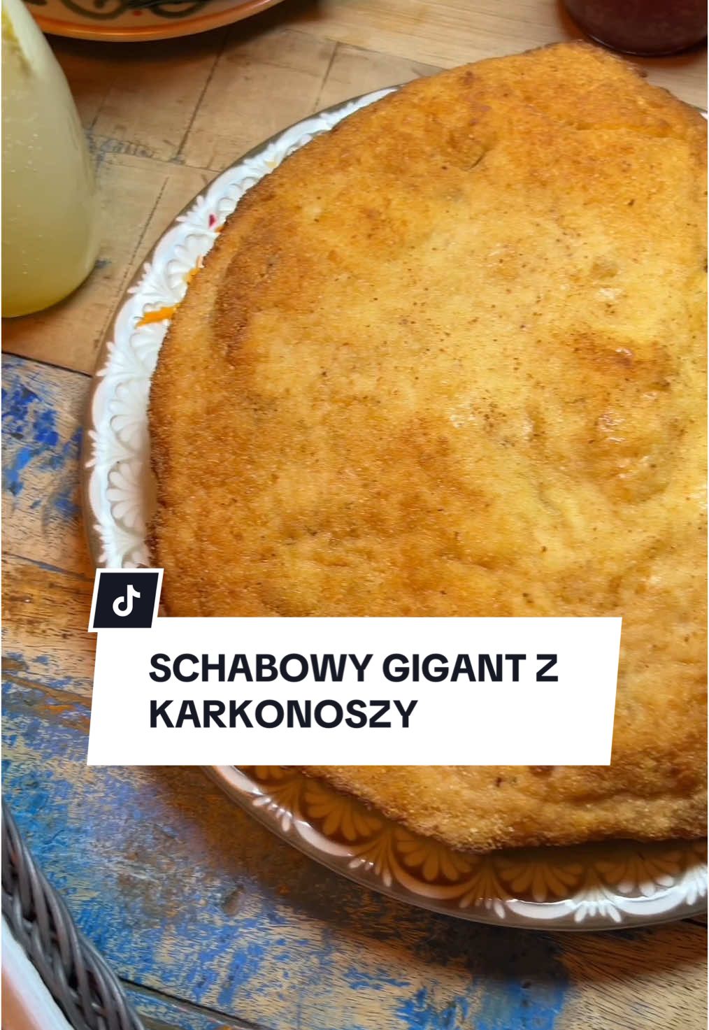 Schabowy gigant z Karkonoszy! W #NieboWGębie znalazłem potężnego kotleta większego od mojej głowy. To popularny i bardzo dobrze oceniany lokal.  Na start zamówiłem kwaśnicę. W środku ogromy kawał żeberka. Bardzo dużo wkładki. Jest bardzo kwaśna, ale tak mocno, co bardzo mi pasuje w kwaśnicy. Czuć taki tęgi rosół. Naprawdę przepyszna zupa. Na drugie danie wleciał smażony ser panierowany na miejscu z frytkami i sosami. Ser ciągnie się niesamowicie i smakuje świetnie. Możecie go zjeść z sosem tatarskim, albo z żurawiną. Na koniec gwóźdź programu. Około 400 gramowy kotlet schabowy wielkości ogromnego talerza. Nie ma tu jakiejś tony panierki. Białe, piękne mięso. Pachnie świetnie. Mięciutki, dobrze doprawiony, taki chyba ideał schabowego. Zaskoczyłem się tu bardzo pozytywnie. Było przepysznie, przemiło i naprawdę jakościowo. Totalnie Wam polecam. Lokal znajdziecie przy ulicy 1 Maja 20A. Co powiecie o tym gigancie? Dajcie znać w komentarzu 😎 • niebo w gębie szklarska poręba restauracja karkonosze karpacz jedzenie pyszne polecajka schabowy kwaśnica smażony ser podróże ze smakiem • #szklarskaporęba #karkonosze #schabowy 