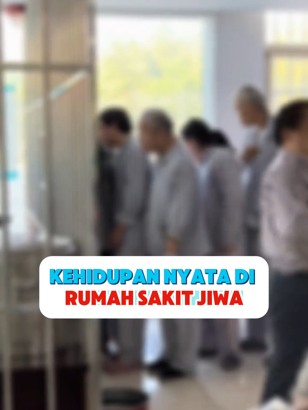 Menyaksikan Kehidupan Nyata di Rumah Sakit Jiwa: Perjalanan 14 Jam yang Mengguncang Hati Apakah kamu pernah melihat rumah sakit jiwa yang paling nyata? Dari pukul 6 pagi hingga 8 malam, 14 jam rekaman ini adalah 14 jam paling sulit dalam hidupku. Hari ini, aku akan mengajak kalian merasakan kehidupan mereka yang paling nyata. Melewati tiga pintu besar, saat tiba di bangsal pasien, aroma yang rumit langsung menyergapmu. Di dinding tergantung berbagai peringatan, jendela-jendelanya juga ditutup dengan jeruji besi. Pukul 6 pagi, bangun dan cuci muka, bersiap untuk sarapan. Ini pertama kalinya aku melihat mereka. Aku tak bisa menemukan kata yang tepat untuk menggambarkan kondisi mereka. Wajah mereka hampir semuanya kosong, tubuh mereka kaku, tingkah laku mereka aneh. Pukul 7:40 setelah minum obat, waktu untuk kegiatan bebas mereka. Selain televisi di dinding, tidak ada perangkat elektronik lainnya di sini. Sebagian dari mereka bermain kartu, sebagian lagi melamun. Di koridor yang hanya beberapa meter, mereka berjalan terus-menerus, bolak-balik tanpa henti. Pukul 12 siang, setelah makan siang, dua jam untuk tidur siang. Waktu paling bahagia adalah waktu camilan sore. Namun, tidak semua mendapat camilan. Jika keluarga tidak mengirimkannya, mereka hanya bisa melihat dari kejauhan. Yang tidak aku duga adalah mereka mau berbagi dengan orang di sekitar mereka, meskipun mungkin besok aku sudah lupa wajahmu. Dunia mereka sangat sederhana, tapi juga sangat menyakitkan. Saat penyakit mereka kambuh tiba-tiba, mereka hanya duduk di sini terdiam, bahkan diberi makan pun tidak mau. Mereka duduk begitu saja hingga pukul 7 malam. Seorang bapak tua perlahan-lahan berjalan ke pos perawat, sudah dua bulan tidak ada yang datang menjengukku. Dua bulan, dia terus mengulanginya. Sudah dua bulan keluarganya tidak datang menemuinya. Kadang aku berpikir, apakah mereka benar-benar sakit? Mereka hanya sedikit berbeda dari kebanyakan orang. Mereka mendambakan kasih sayang, mendambakan kebersamaan. Mereka terus mengucapkan: Terima kasih. Tidak perlu, tidak perlu. Namun mereka sudah terbiasa dengan kesepian. Kita tidak bisa menilai mereka dengan pandangan umum. Saat kekacauan menjadi norma, kejernihan dianggap sebagai dosa. Kita tidak perlu merasa seperti mereka. Jika ada teman di sekitarmu yang menderita gangguan jiwa, tolong berikan lebih banyak pengertian dan kasih sayang, lebih banyak kebaikan dan rasa hormat. #RumahSakitJiwa #KesehatanMental #RealitaHidup #KehidupanNyata #videovirall #trending