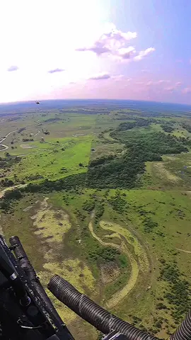 PATRULLANDO LA LLANURA CON EL PELOTÓN BRAVO. #helicopter #colombia #HUEY #black #aviationlovers #ejércitonacional #aviation #aviacioncomercial #arauca #armylover 