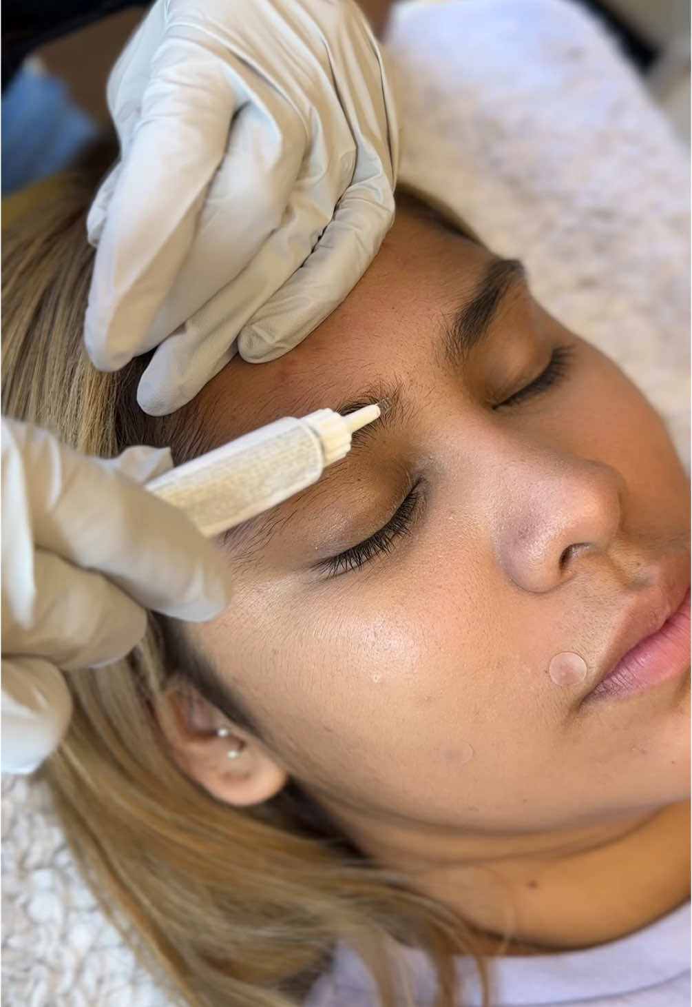 🪄 BROWS x SIDEBURNS 🪄 Book an underarm or upper lip wax with your next brow lamination service! We achieved this within the brow time slot by waxing her during step 1 of the brow lamination ✨  What do you think? DM us for the booking link 🔗 #denverbrows #browlamination #browwax #browshaping #browartist #coloradobrows #esthetician #sideburnwax #browgoals 