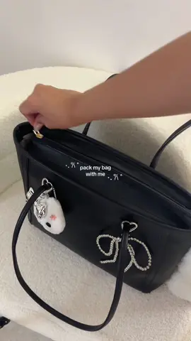 pack with mee ✨🩰🐋 #fypシ #totebag #unibag #packwithme #universitybag #blackbag 