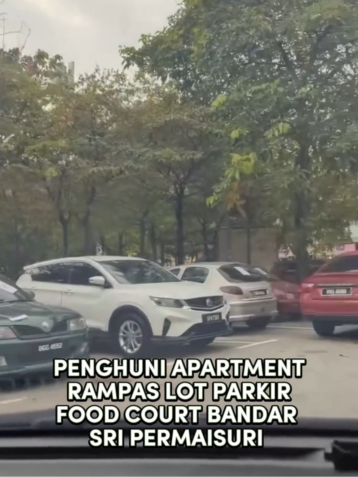 Food Court Bandar Sri Permaisuri, pelanggan sering mengalami kesukaran mencari tempat letak kereta. Kawasan parkir yang sepatutnya untuk pelanggan dipenuhi oleh penduduk flat dan apartmen berdekatan. Akibatnya, ramai pelanggan terpaksa beredar dan memilih untuk makan di tempat lain, menyebabkan peniaga di sini kehilangan pelanggan yang berpotensi. Sumber : sosial media #malaysiatribune #foodcourtbandarsripermaisuri #parkir