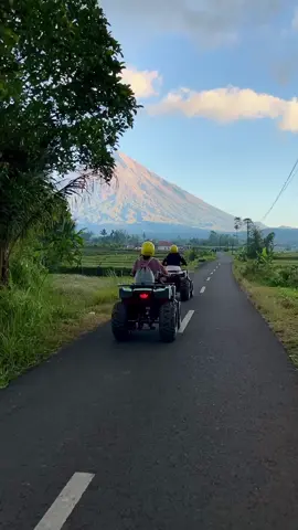 Semeru cantik kan kalau lagi cerah?  Yang pernah datang ke sini tapi belum dapat view semeru semoga kalian bisa berkunjung lagi lain waktu 😊🙏🏻 #atvsemeru #atv #sewaatv #tumpaksewu #dolanpronojiwo #atvlumajang #semeru