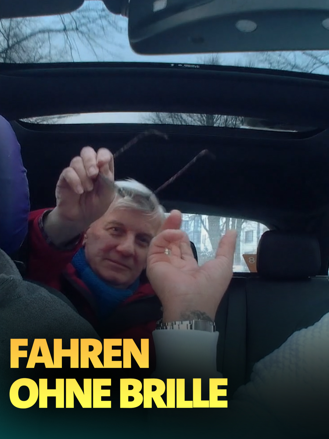 Wenn man nicht den richtigen Gang einlegt beim Auto. 🙄 Da hat er sich einfach mal kurz die Brille des Fahrgastes ausgeliehen! 🤣 #vsspass #verstehensiespass #verstehensiespaß #prank #pranks #comedy #DasErste #ARDMediathek #barbaraschöneberger #fahrschule #taxi #fahrschüler #fahranfänger #dashcam