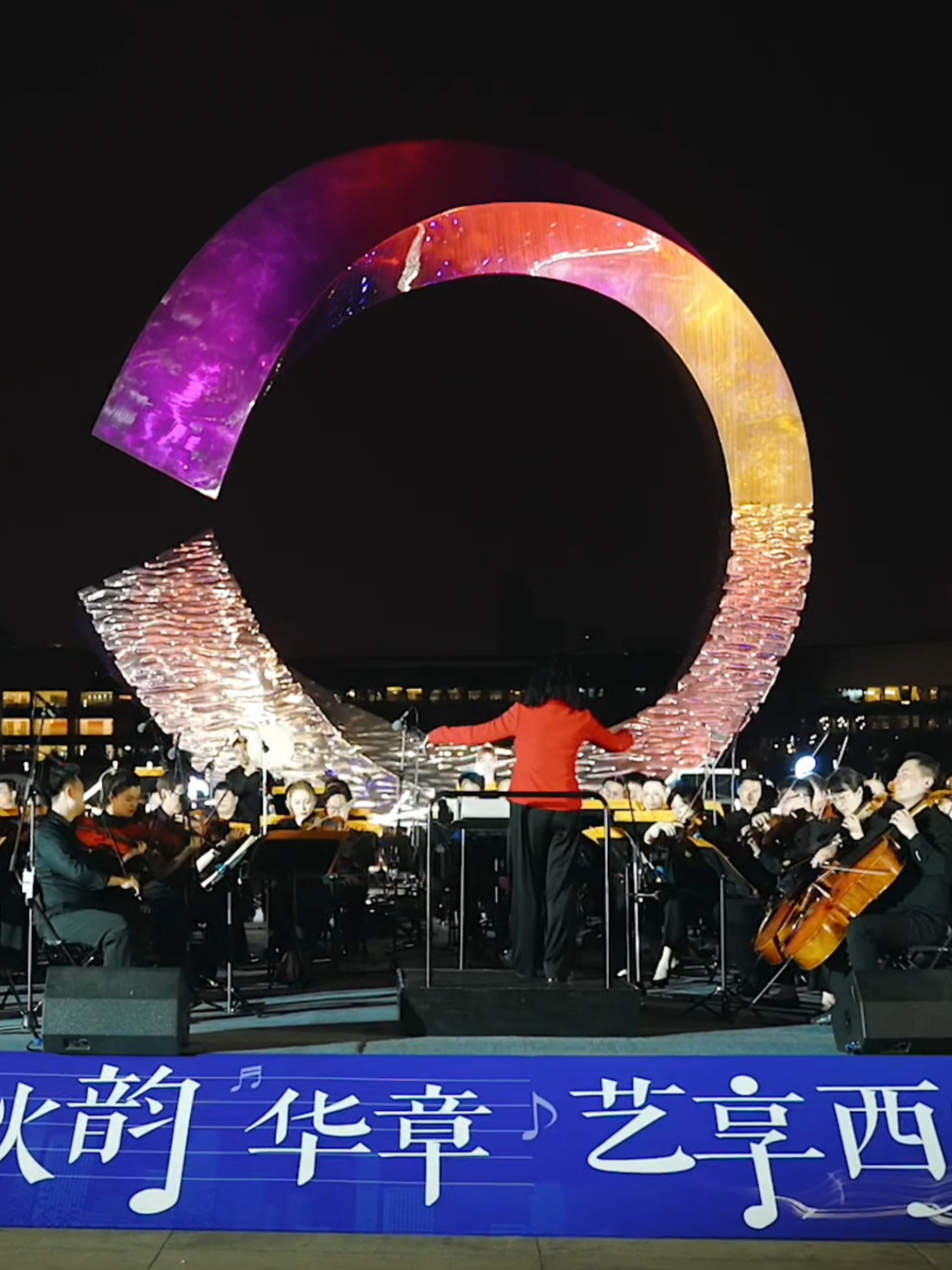 Embrace the romance of autumn by the Haihe River! An outdoor concert at Tianjin Cultural Center has recently kicked off and will continue until mid-September. With graceful music and dazzling lights, everyone can experience the invigorating spirit and artistic charm of Tianjin. #MeetTianjin