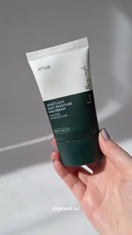 Anua heartleaf silky moisture sun cream ✅ SPF50+ PA++++ সানস্ক্রিন যা একটি শক্তিশালী সানব্লক প্রদান করে। ✅ আপনার ত্বককে শান্ত করতে এবং সংবেদনশীল ত্বকের যত্ন প্রদান করতে Houttuynia Cordata Extract রয়েছে। ✅ প্যান্থেনল অন্তর্ভুক্ত যা আপনার ত্বকের ভিতরে হাইড্রেশন লক করে এবং শান্ত করতে সাহায্য করে। ✅ সংবেদনশীল ত্বককে প্রশমিত করার জন্য 30% হার্টলিফ নির্যাস যুক্ত, এই হাইড্রেটিং সানস্ক্রিনটিতে একটি নন-স্টিকি জেল ফর্মুলা রয়েছে যাতে ত্বক সতেজতা অনুভব করে এবং তৈলাক্ততা হ্রাস করে। ✅ এটি সিবাম-নিয়ন্ত্রণ করে। ✅ ফাউন্ডেশনের নীচে ভালভাবে বসে এবং মেকআপ দীর্ঘস্থায়ী করে। ##sunblock##uvprotection##soothing##sensitiveskin##noirritation##anuaheartleaf##pixielabellaplb #plbimportadora 