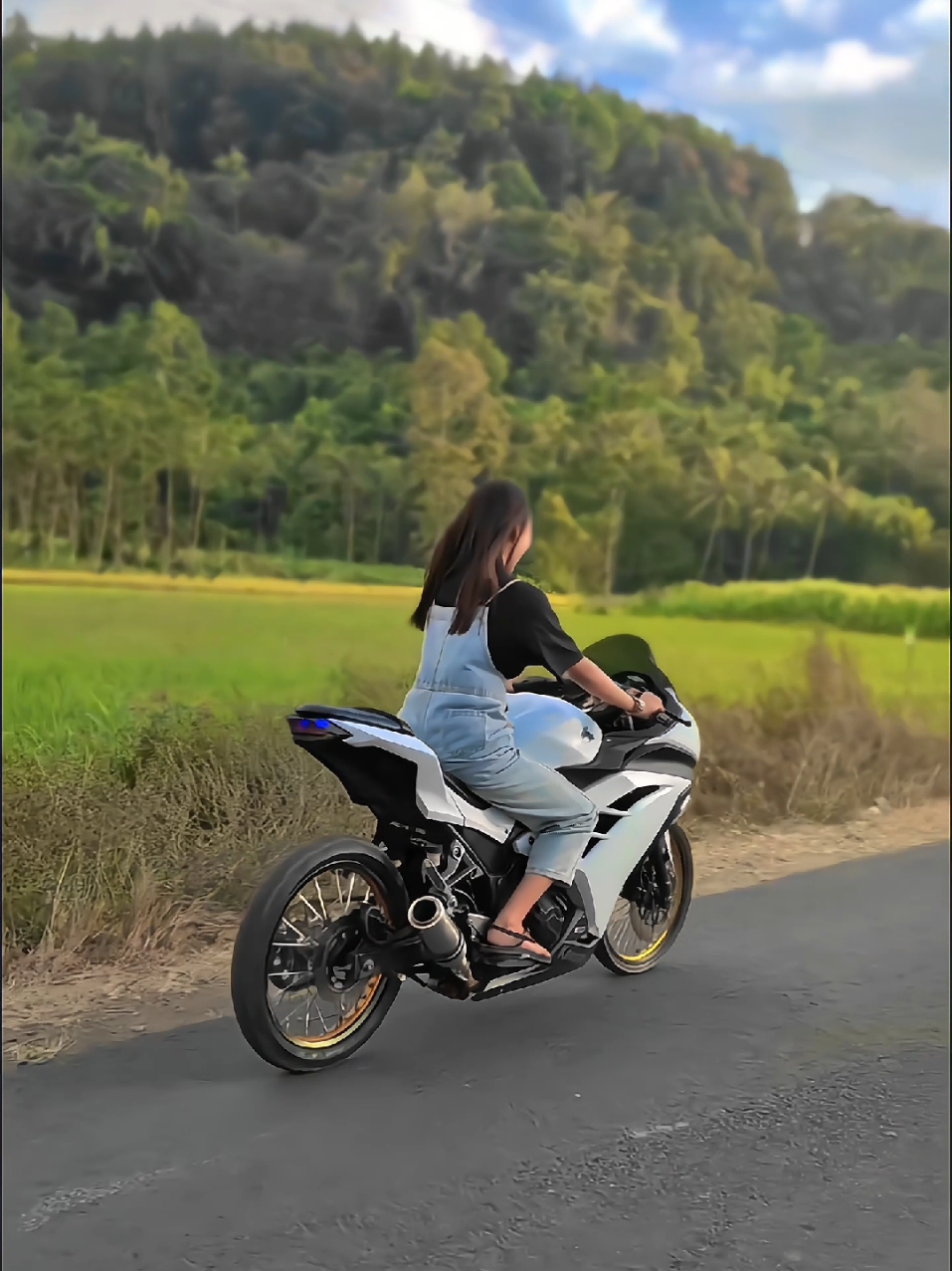 Pesona cinematic ngajak ayang 🤭 #ninjaalbino #ninjajarijari #ninjajarijari250 #kawasakininja #ninjafi250 #nyore #jember 