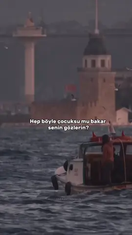 Hep böyle çocuksu mu bakar senin gözlerin? Hep böyle içinde uzak bir ışık mı yanar? Bakışlarında beni dinlendiren bir şey var; Kıyısındaymış gibi en sakin denizlerin... Bir yelkenliyim şimdi ben senin limanında Fırtınalardan geldim sende dinleniyorum. Bu huzur, bu sessizlik hiç bitmesin diyorum; En eşsiz dakikalar sürsün senin yanında... Ümit Yaşar Oğuzcan  #capcup #ümityaşaroğuzcan #şiir 