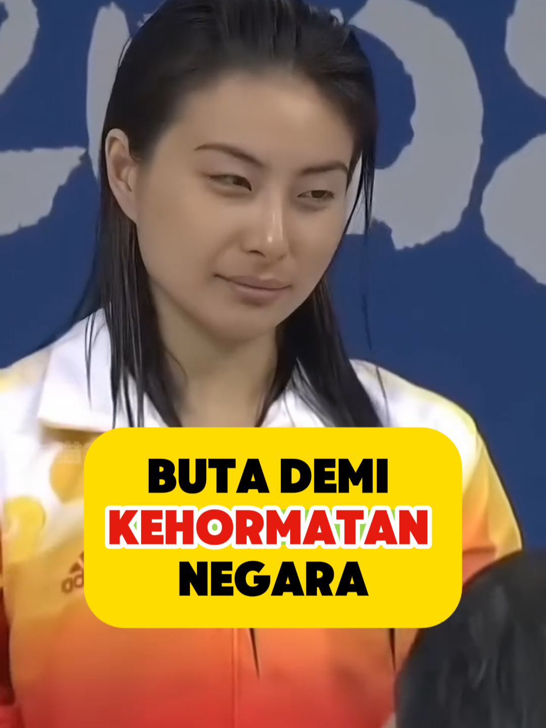 Atlet Olimpiade : Mengapa Mata Guo Jingjing Selalu Menyipit? Setelah Huo Qigang mengungkapkan kebenarannya, baru kita tahu telah tertipu selama bertahun-tahun. Guo Jingjing adalah atlet loncat indah. Selama 22 tahun karier olahraganya, dia telah memenangkan 77 medali emas untuk China. Tanpa disadari, begitu banyak kehormatan ini diperoleh dengan mengorbankan tubuhnya. Karena sering berlatih di dalam air, matanya juga mengalami kerusakan. Pada Olimpiade terakhirnya, dokter menyarankan dia untuk tidak bertanding lagi. Namun, dia tetap berjuang demi negaranya. Akhirnya kedua matanya tidak bisa diselamatkan. Penglihatannya hanya 0,2. Bisa dibayangkan, apa bedanya dengan orang buta? Jadi, saat Huo Qigang berbicara dalam wawancara, dia sangat prihatin terhadap istrinya. Dan karena alasan inilah dia mendukung Guo Jingjing untuk pensiun, agar bisa melihat dunia luar dan hidup untuk dirinya sendiri. Jadi, mata Guo Jingjing bukan cacat, tapi jejak perjuangannya demi kehormatan negara. #guojingjing #inspirasi #perjuanganhidup #kehormatanbangsa #motivasi #olimpiade #china #videoviral #trending