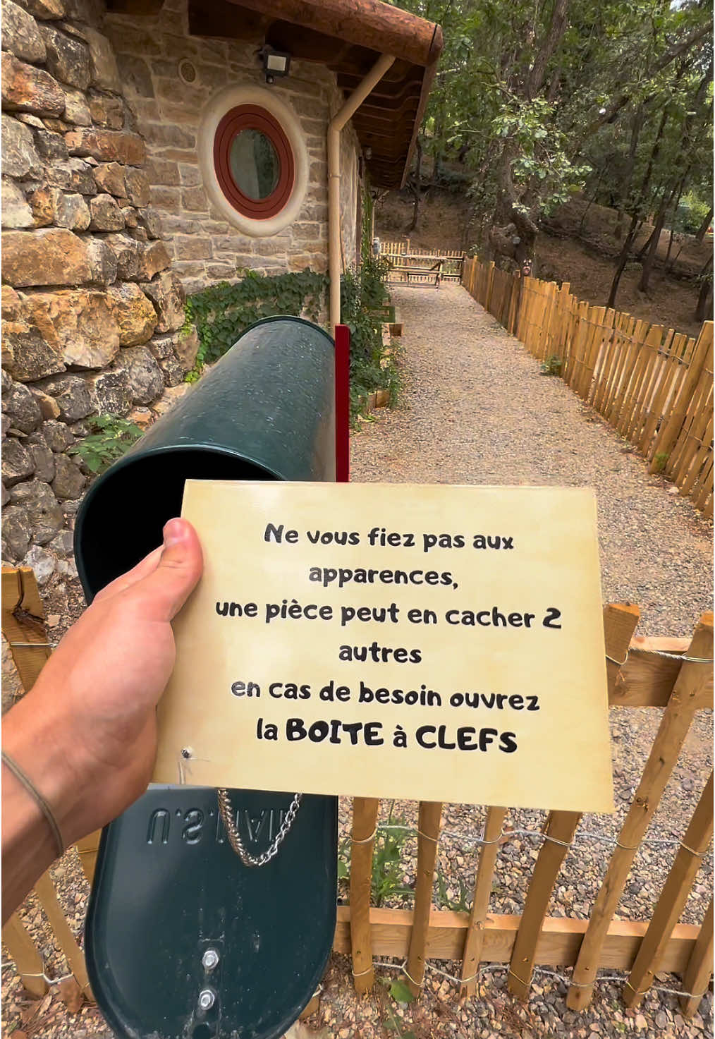 La tanière de luxe de Sam le Hobbit 🧙🏼‍♂️ #lescabanesduvaron #hobbithouse #lordoftherings #paca #logementinsolite #airbnb #hobbit #jaccuzi #maisonhobbit 