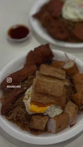 Old School Simple Fried Vermicelli with the lot …. Char Bee Hoon w Fried Chicken Wings #friedchickenwings #engkeechickenwings #foodandbeveragesonly #Foodie #foodporn #foodies #foodblogger #foodstagram #foodstylist #foodinsg #sgeats #foodphotographer #instagood_sg #fooddiary #uncagestreetfood #sgfoodpic #sgfood #sgfoodies #singapore #worldpod #sgfoodporn #welovetoeat #foodiesinternationalchat #igsg #foodstyling #foodiefamilytime #foodphotography #foodphoto #dailyfoodfeed @natgeoasia @gov.sg @teamhappyfoodies @foodandbeverageonly @a_happylife_story @sghawkerculture … Commonwealth Market