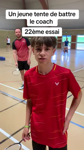 Un jeune tente de battre le coach !  #badminton #sport #badmintonplayer #matchs 