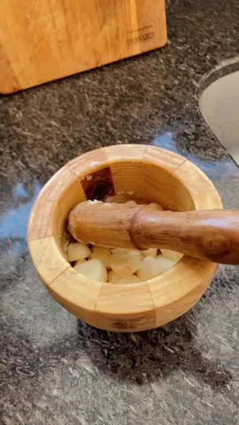 O trem é realmente diferenciado!! Esmagar o alho no pilão também ajuda a liberar seus óleos essenciais de maneira mais completa. Esses óleos são ricos em sabor e aroma, elevando a intensidade do alho na comida #food #alho #sabor #comida 