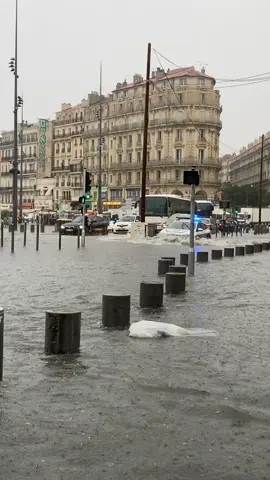 nique tes morts sur le vieux-port #inondation #marseille 