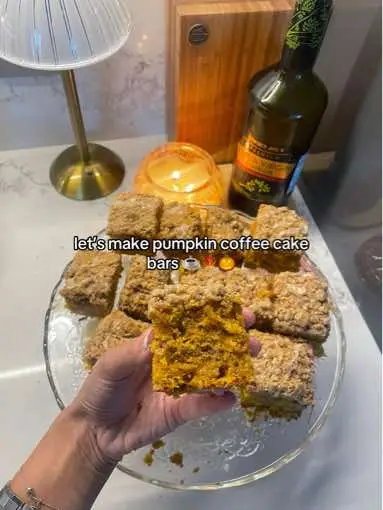 pumpkin coffee bars to kickstart fall season 🧡 #fallbaking #pumpkincoffeecake #pumpkindessert #pumpkinbars #falldesserts #pumpkinspice #easydessert #gilmoregirls #bakingideas #dessertideas #baking #baketok #EasyRecipe #easytutorial 