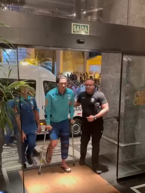 ALERTA DE IMAGEM MUITO TRISTE! 🚨🥲🇧🇷 Pedro voltou para o hotel da #seleçãobrasileiraapós os exames apontarem ruptura do ligamento anterior do joelho esquerdo. Ele apareceu andando com ajuda de muletas e bem abalado. Força, craque! Você vai voltar ainda mais forte! 💪💪 📹: eduexcursoes/instagram #Pedro #Flamengo #Lesão