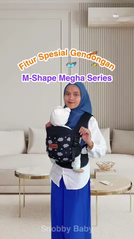 Gendongan M-Shape Megha Series ☁️ dilengkapi hidden hoodie yang bisa Snobbies pasang dan lipat kembali dengan rapi. Snobbies gak perlu khawatir kepala Si Kecil tertutup atau badannya terasa terlalu turun. Tinggal adjust strap pada body panel buat menyesuaikan tinggi dan kerapatan gendongan. 😊 Tulis 