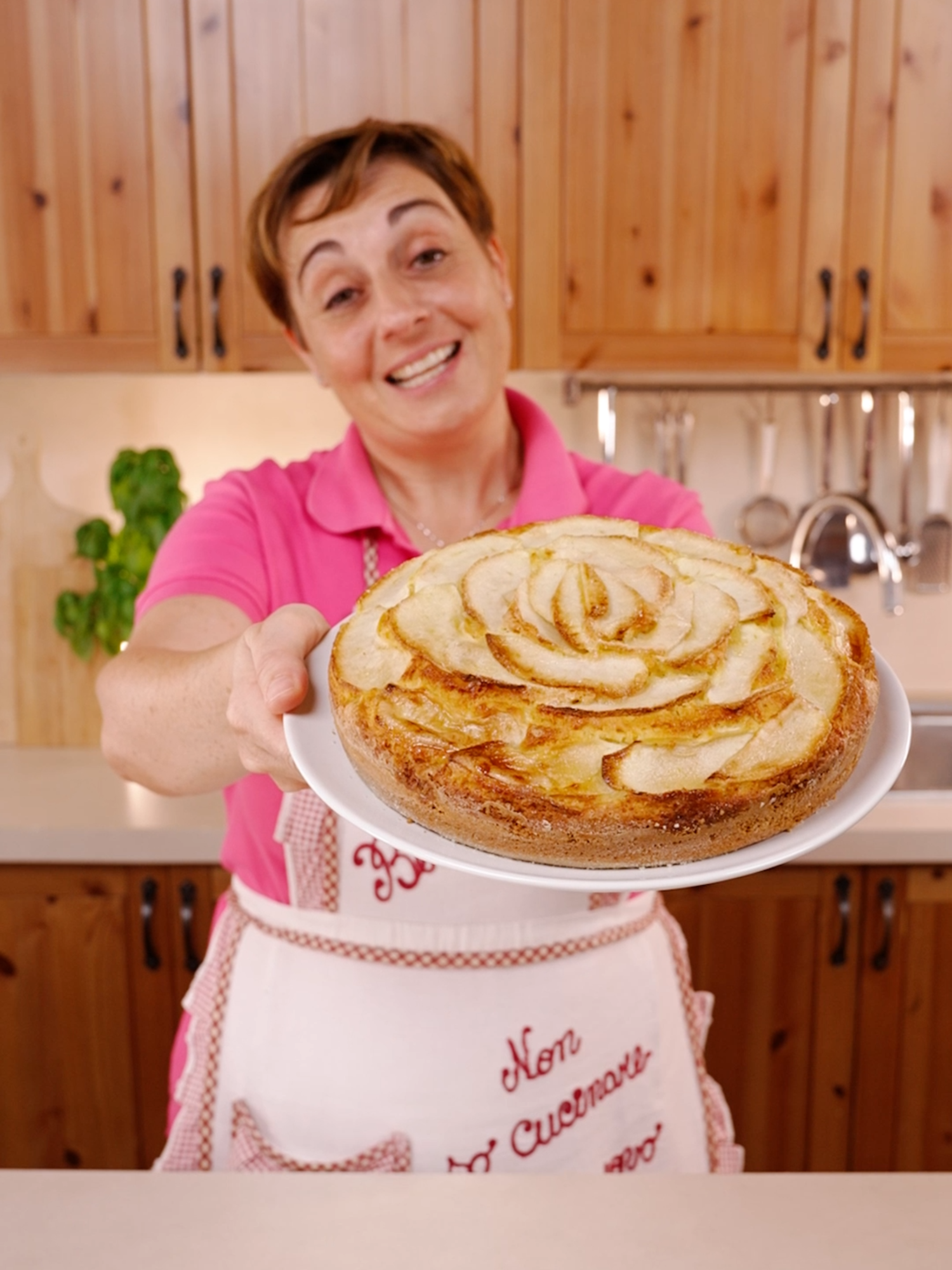 TORTA DI MELE SEMPLICE  Un dolce classico e facile da realizzare che tutti amano. INGREDIENTI 3 uova 150g zucchero 50ml latte 60g burro 300g farina 00 16g lievito per dolci 2 mele grandi PROCEDIMENTO Per prima cosa rompiamo le uova in una ciotola, uniamo lo zucchero e iniziamo a mescolare con l’aiuto delle fruste elettriche. Aggiungiamo poi, sempre continuando a mescolare, il burro fuso e il latte. Versiamo la farina un po’ alla volta, poi la bustina di lievito per dolci e amalgamiamo fino a ottenere un impasto senza grumi. Prendiamo le due mele grandi, sbucciamone mezza, tagliamola a pezzettini con un coltello e mescoliamola all’impasto. Useremo il resto delle mele per la decorazione. Prepariamo una teglia per torte (io ne ho utilizzata una da 24 cm di diametro), ben unta e infarinata, e versiamoci l’impasto. Sbucciamo e tagliamo il resto delle mele a fettine sottili e decoriamo la torta, distribuendo gli spicchi su tutta la superficie. Cospargiamo infine con un pochino di zucchero. Portiamo la torta a cuocere in forno ventilato a 170°C per 40-45 minuti, oppure in forno statico a 180°C per lo stesso tempo. Ecco pronta la nostra buonissima torta di mele! #tortadimele #applepie #ricettafacile #recipe #beneettarossi #fattoincasadabenedetta #cucinaitaliana