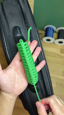 Améliore ton matériel avec la paracorde. En plus ca peut servir. #paracord #diycraft #DIY 