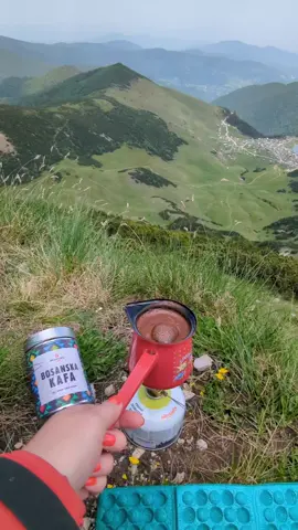 I zanesen tom ljepotom 😍 kafa na Vranici sa pogledom na Prokoško jezero, neprocjenjivo 🇧🇦😍 . . #prokoskojezero #lake #mountain #vranica #bosanskakafa #bosna #coffee #moment #peak #hikingadventures #bosniangirl #merak 