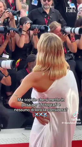 😶‍🌫️ #neiperte #redcarpet #sophiecodegoni #festivaldivenezia #venezia #foru #fypシ #fyp #foru #subbitoneiperte #perte 