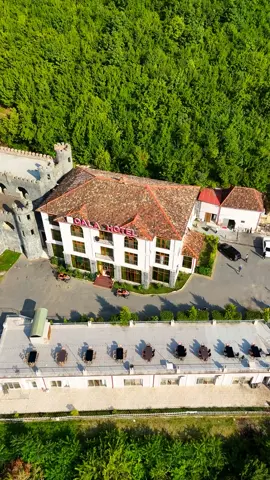 Yüksəklikdən təbiətin cazibəsi! Qala Hotel Şəki'də  dağların və yaşıllıqların möhtəşəmliyini kəşf et. Təmiz hava, bənzərsiz mənzərələr və sükutun harmoniyası – ruhun səyahətini bu cənnətdə yaşa.😍🤌🏻 Qala Hotel & Restaurant 📍S‌əki S‌əhəri,Mirzə Fətəli Axundov 34(1941-1945 abidəsinin yanı) 📞HOTEL +994 50 295 87 95 -RESTUARANT +994 55 287 68 31