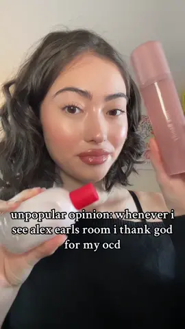 like i get it she made a carreer off of being messy but at some point it gets ridiculous idk. no hate #alexearle #alexearlegrwm #grwm #grwnirish #fyp #fypp #foryou #fyi #explorepage #ocd #cleaning #makeupcleaningtips 🤍
