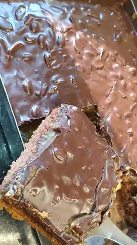 كيكة السنيكرز بحجم عائلي وبنين بزاف بنينة مشربة و بنة كراميل و الكاوكاو فيها تهبل 🤩😋  #كيك #كيكة #كيكة_الشكولاته #كيكة_سهلة_وسريعة #كيكة_هشة #كيكة_لذيذة #كيكات #كيك #كيكة_بحجم_عائلي #كيكة_سنيكرز #كيكة_سنيكرز_بصوص_شكولاء #تحلية_سريعة_سهلة #تحلية_باردة_سهلة_لتحضير #تحلية #تحلية_باردة #تحلية_رمضانية #تحلية_سنيكرز #تيراميسو #تحلية_باردة_تحلية_بحجم_عائلي #سنيكرز 