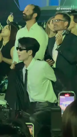 คนหล่อร้อนจ้า ถอดเสื้อคลุมอย่างหล่อ พับแขนเสื้อยิ่งเท่ ไปอีก คนหล่อทำอะไรก็น่ามองไปหมด 🫠😲#จางหลิงเฮ่อ #ZhangLinghe #จางหลิงเฮ่อzhanglinghe张凌赫 #เทพบุตรจุติมารัก #Ourgeneration #TheBestThing #กำแพงเมืองจีนสูงมากเข้าแล้วออกยาก #fypシ゚viral 