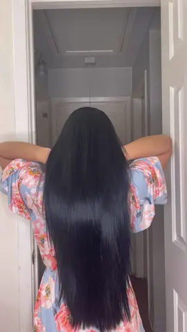 Mis recomendaciones antes de lavarte el cabello 😍 * peina con un cepillo de bamboo ya que este estimula la circulación y distribuye los aceites naturales del cabello de forma orgánica.  * agrega algún aceite de crecimiento, yo use el aceite bomba de crecimiento 😍 que tiene aloe Vera, linaza, romero y otras cositas. Distribuye muy bien con un masajeador. * aplica alguna mascarilla de hidratación casera en las hebras. Yo use una de linaza y fécula de maíz.  Deja reposar todo esto por 45 min y luego lava con shampoo y acondicionador. Tu cabello te lo va a agradecer 🤩💜 #cabellolargo😍 #pelosanoybrillante 