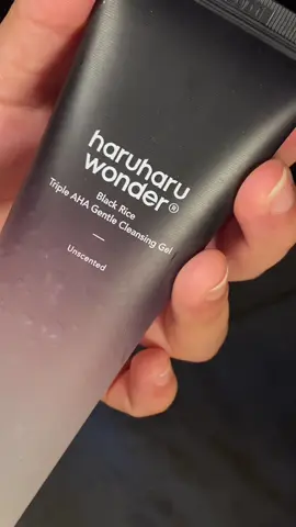 Since I started using this gentle exfoliating gel, my skin has never looked better. It’s great for all skin types, and I love how it doesn’t irritate my skin. The Triple AHA blend gently removes dead skin cells while the coconut oil surfactants keep my skin hydrated. After every wash, my skin feels soft, smooth, and completely clean without feeling dry. It’s the perfect balance of cleansing and exfoliation, and it keeps my skin glowing and healthy. @haruharu wonder #haruharuwonder #vegan #koreanskincare #sensitiveskin 
