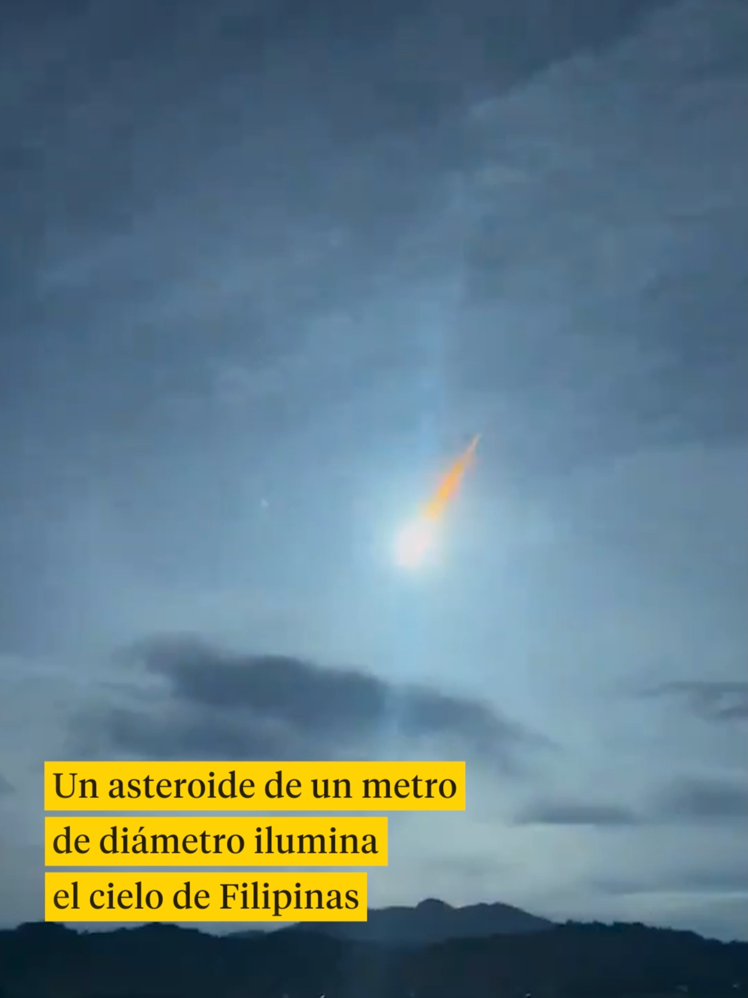 Un pequeño asteroide se ha desintegrado de manera inofensiva en la atmósfera dejando unas imágenes espectaculares. El bólido, de aproximadamente 1 metro de diámetro, fue detectado por astrónomos en Arizona y se fragmentó sobre la costa de Filipinas pocas horas después de su descubrimiento. Este cuerpo celeste, denominado 2024 RW1, se ha convertido en el noveno objeto en la historia a ser detectado justo antes del impacto en la Tierra. Los asteroides de este tamaño ingresan a la atmósfera terrestre aproximadamente cada dos semanas sin representar un peligro significativo. #Asteroide #NASA #Ciencia