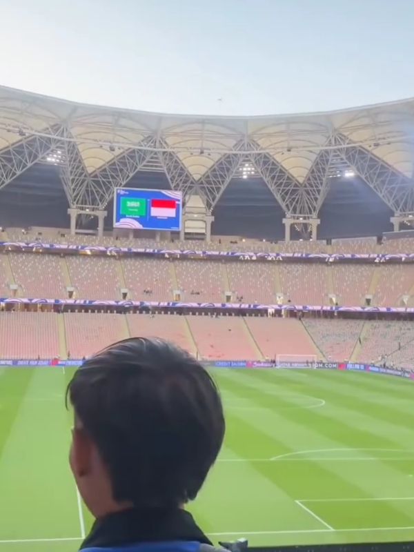 SUASANA DI DALAM STADION KING ABDULLAH STADIUM 2 JAM SEBELUM KICKOFF SUPPORTER INDONESIA TERLIHAT SUDAH MULAI BERDATANGAN 🤩🇮🇩 #timnasindonesia #kualifikasipialadunia2026 #timnasday #football #foryoupage #fyp 