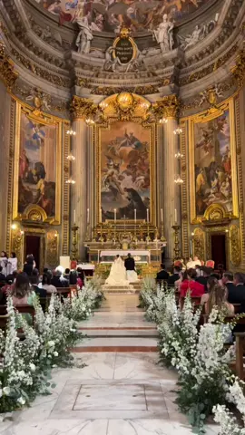 Unforgettable wedding in a church in Rome 🪽 Visit my instagram profile: @anne_kinnil #photographer #photographercomo #photographermilan #photographerrome #wedding #weddingphotographer #rome #church #weddingceremony #churchceremony #Love #forever #mistery #god
